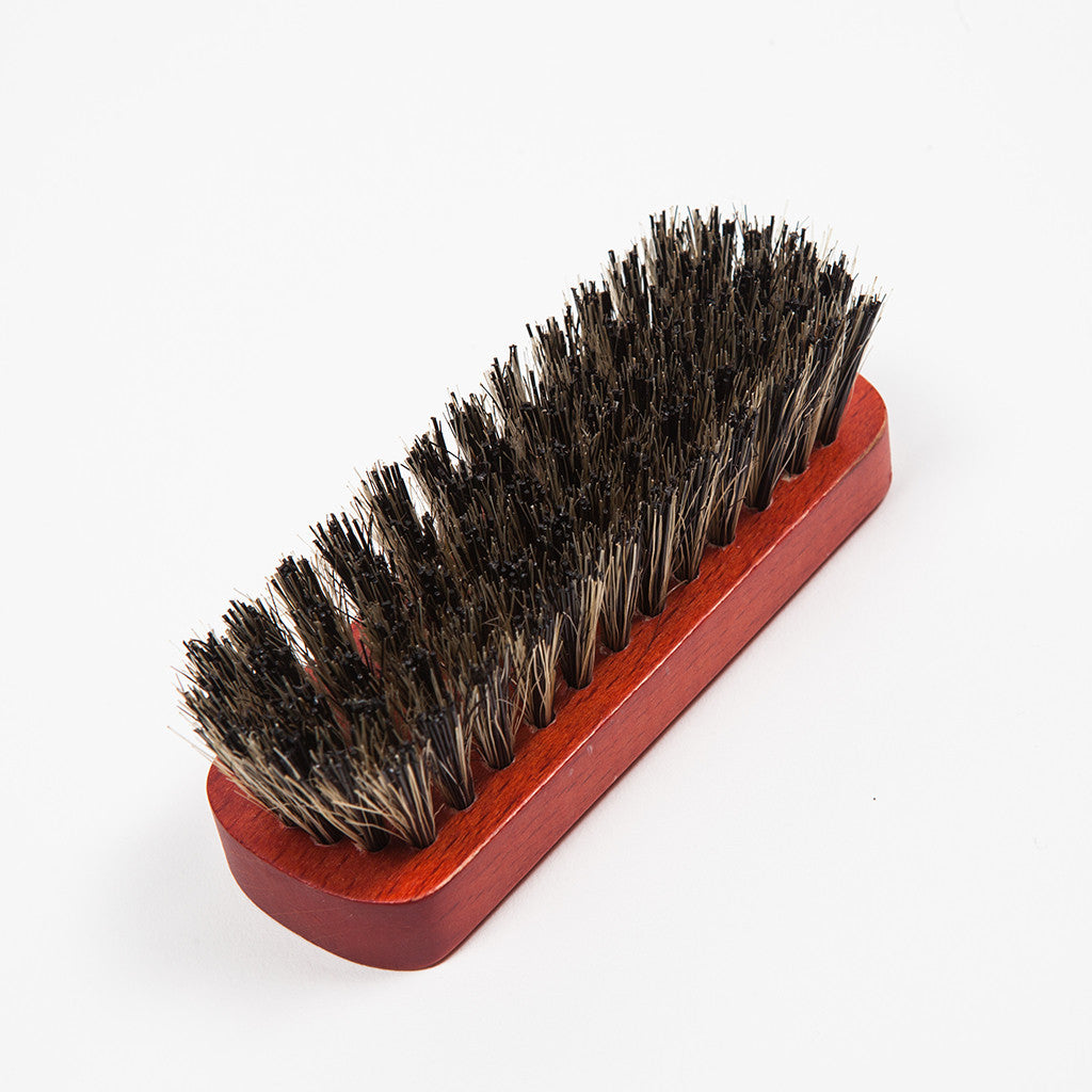 Wildlederbürste "Brushed Suede" aus rot lasiertem Buchenholz - Handarbeit